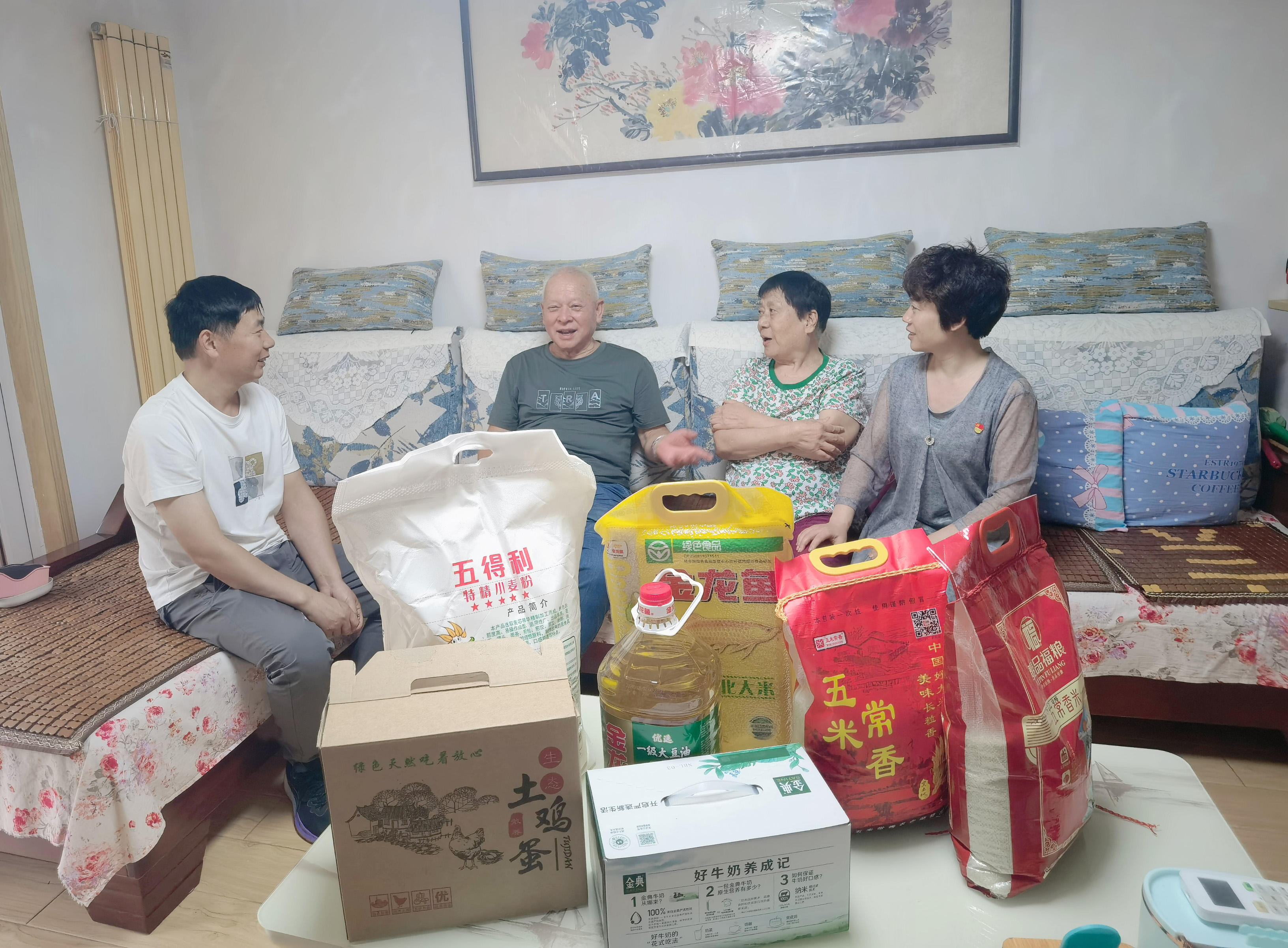 石佛辦事處通和社區(qū)與恒信黨支部 聯(lián)合開展七一走訪慰問社區(qū)老黨員活動